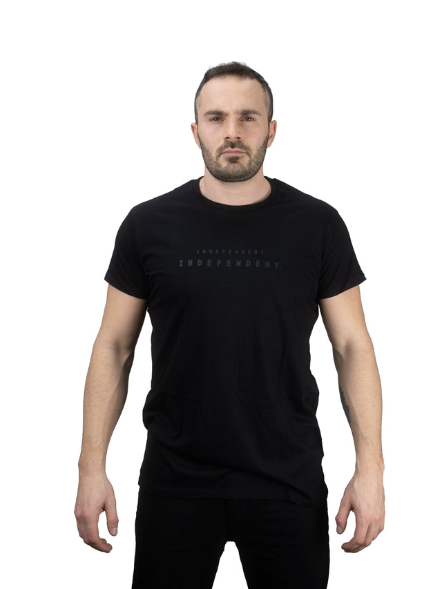 T-shirt nera con scritta INDEPENDENT